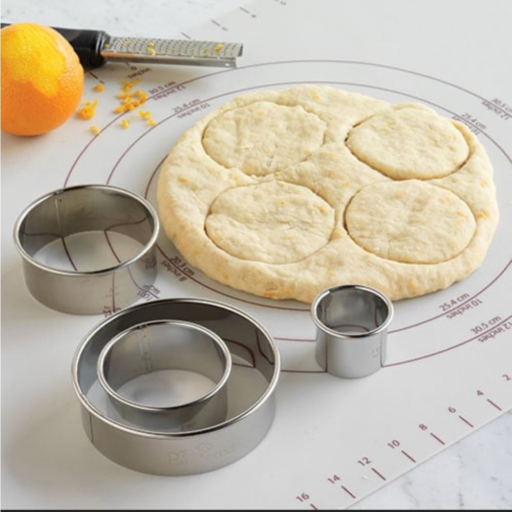 Pampered Chef Biscuit Cutter Set NIB discontinued